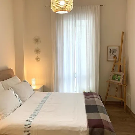 Lovely 1 Min Away From The Apartment *